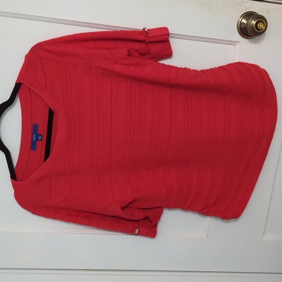 Apt 9 Sz L Red Ribbed Design with Ruched Sides and Cuffed Short Sleeves - Picture 1 of 6